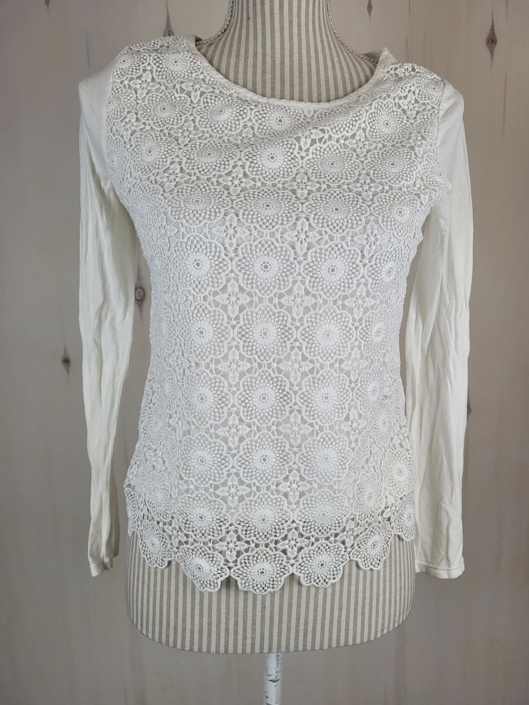 WHITE TOP WITH LACE FRONT APPROX LADIES SMALL PRE-LOVED