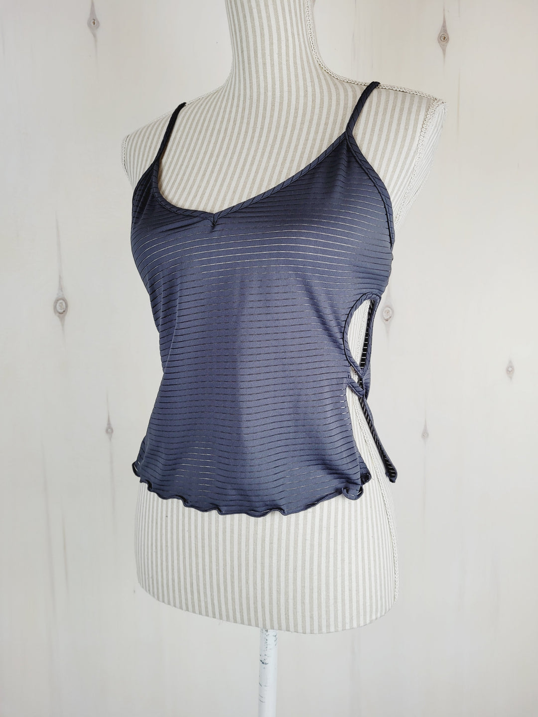DREAMWEAR BY FANTASA CROPPED CUTOUT GREY SLEEP TOP LADIES SMALL PRE-LOVED