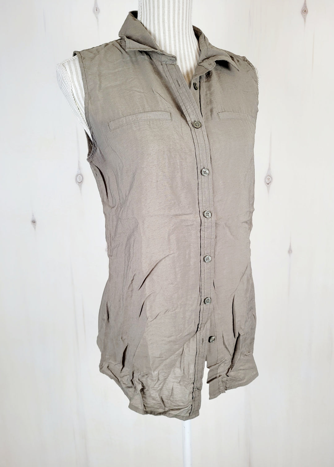 VANHEUSEN GREEN LIGHTWEIGHT BUTTON UP BLOUSE LADIES MEDIUM PRE-LOVED