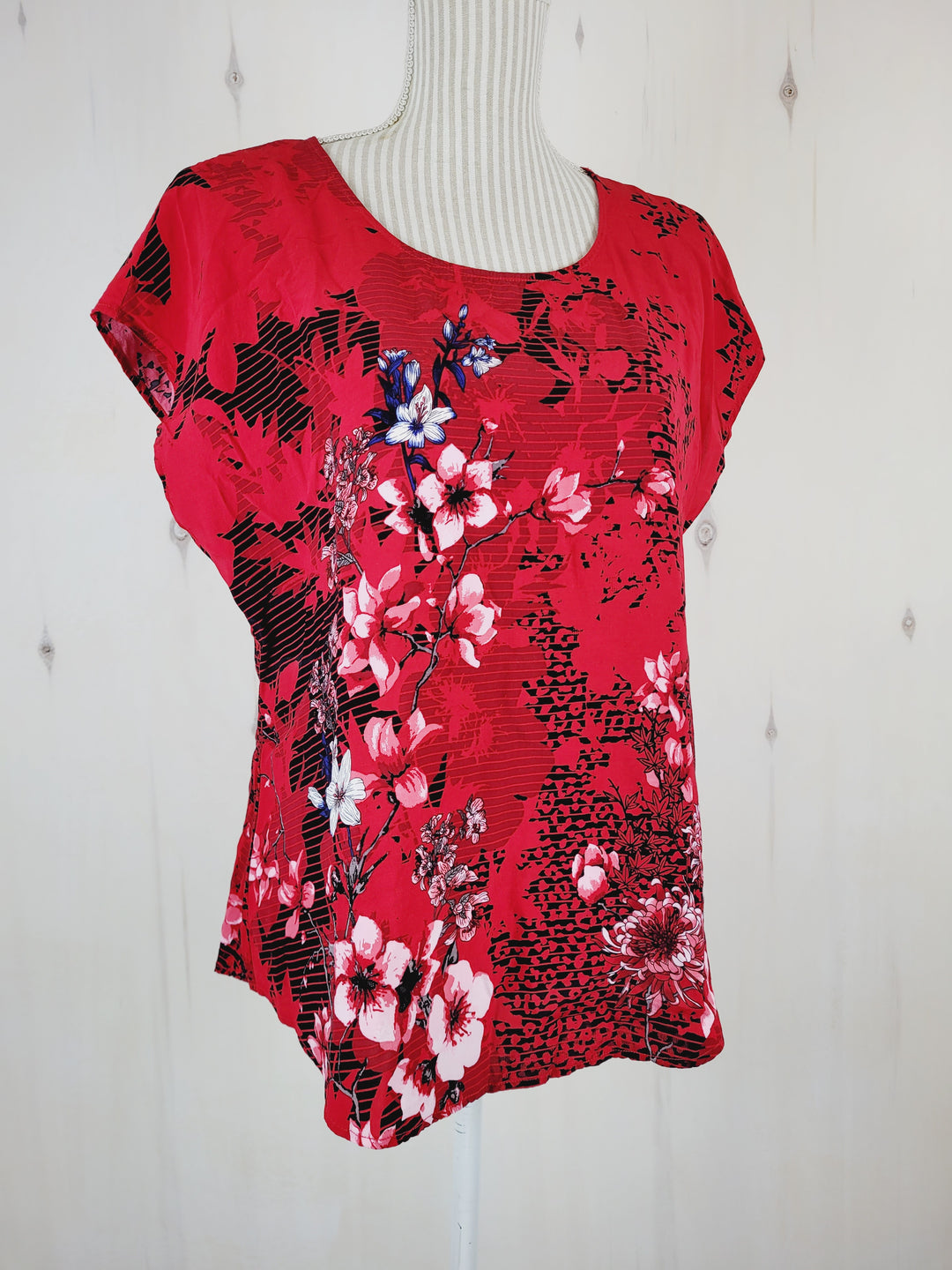 REFLECTIONS RED FLORAL TOP LADIES MEDIUM PRE-LOVED