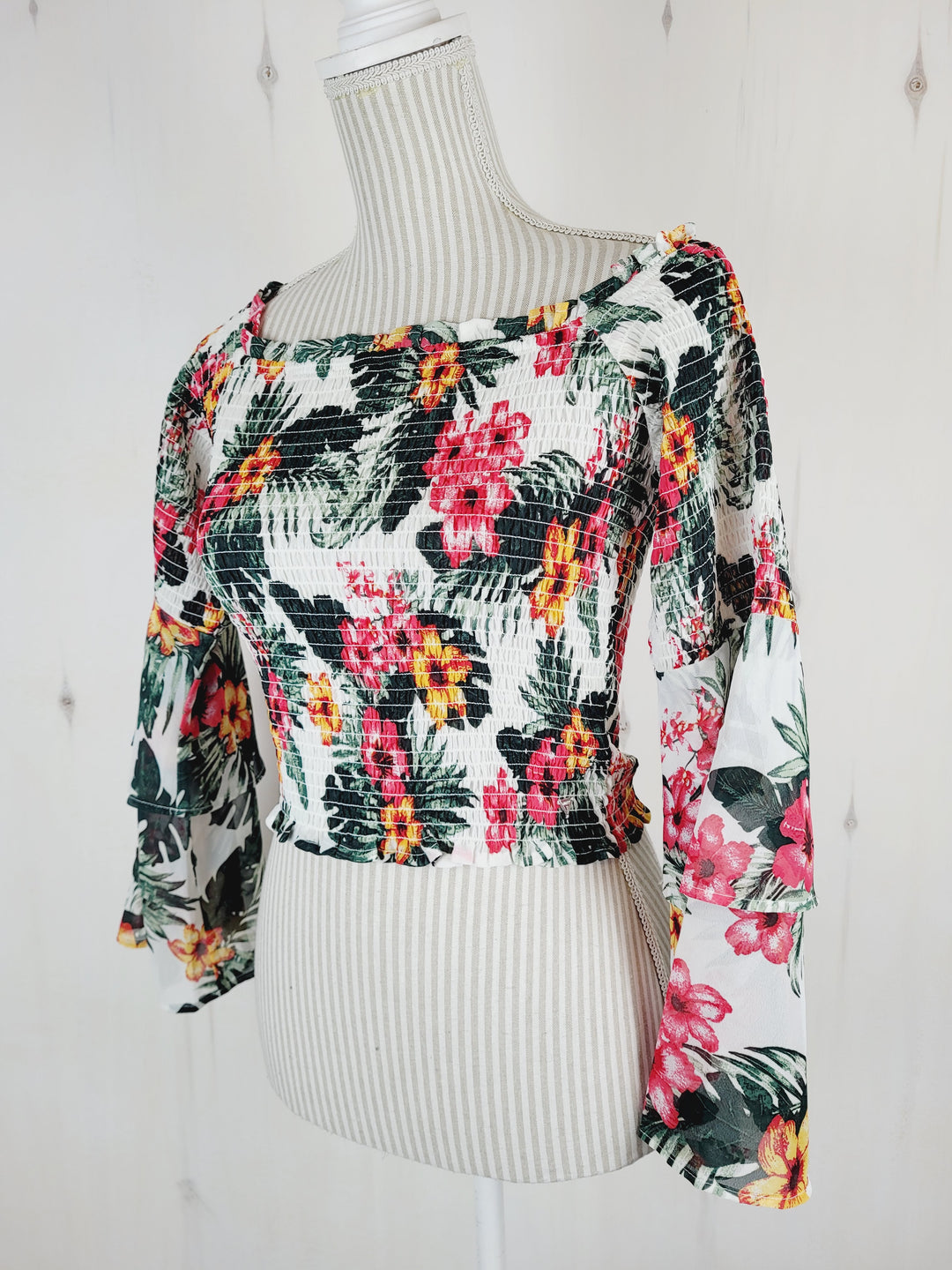 GUESS FLORAL CROPPED TOP LADIES MEDIUM PRE-LOVED