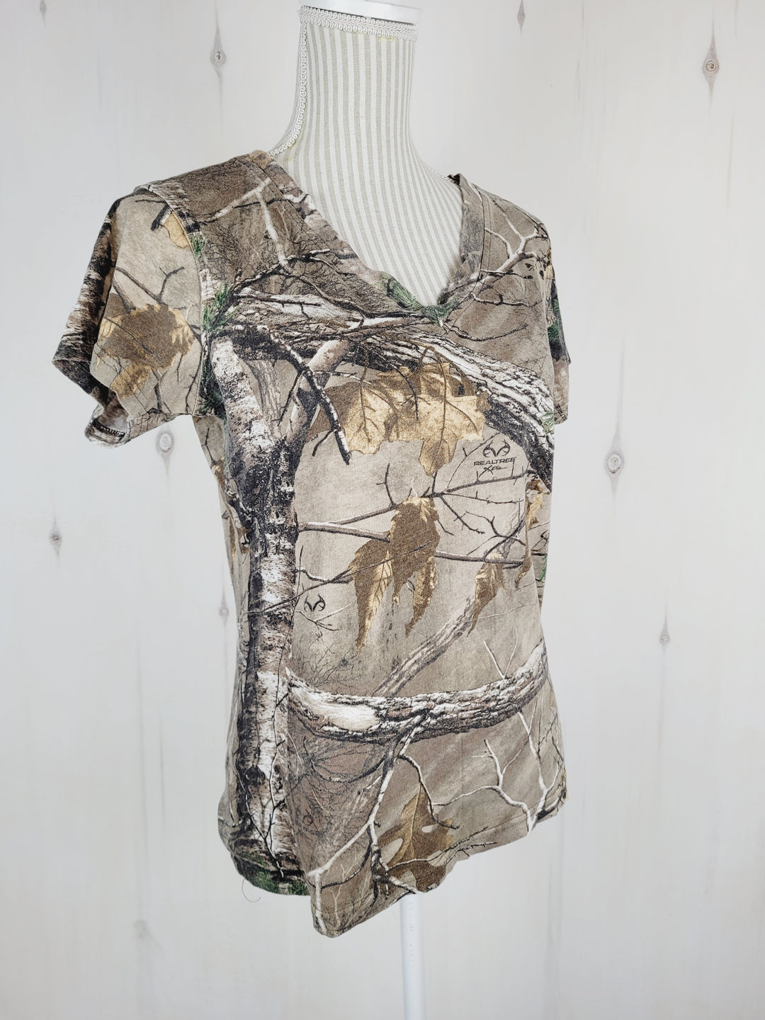 GAME WINNER CAMO V NECK TSHIRT LADIES MEDIUM PRE-LOVED