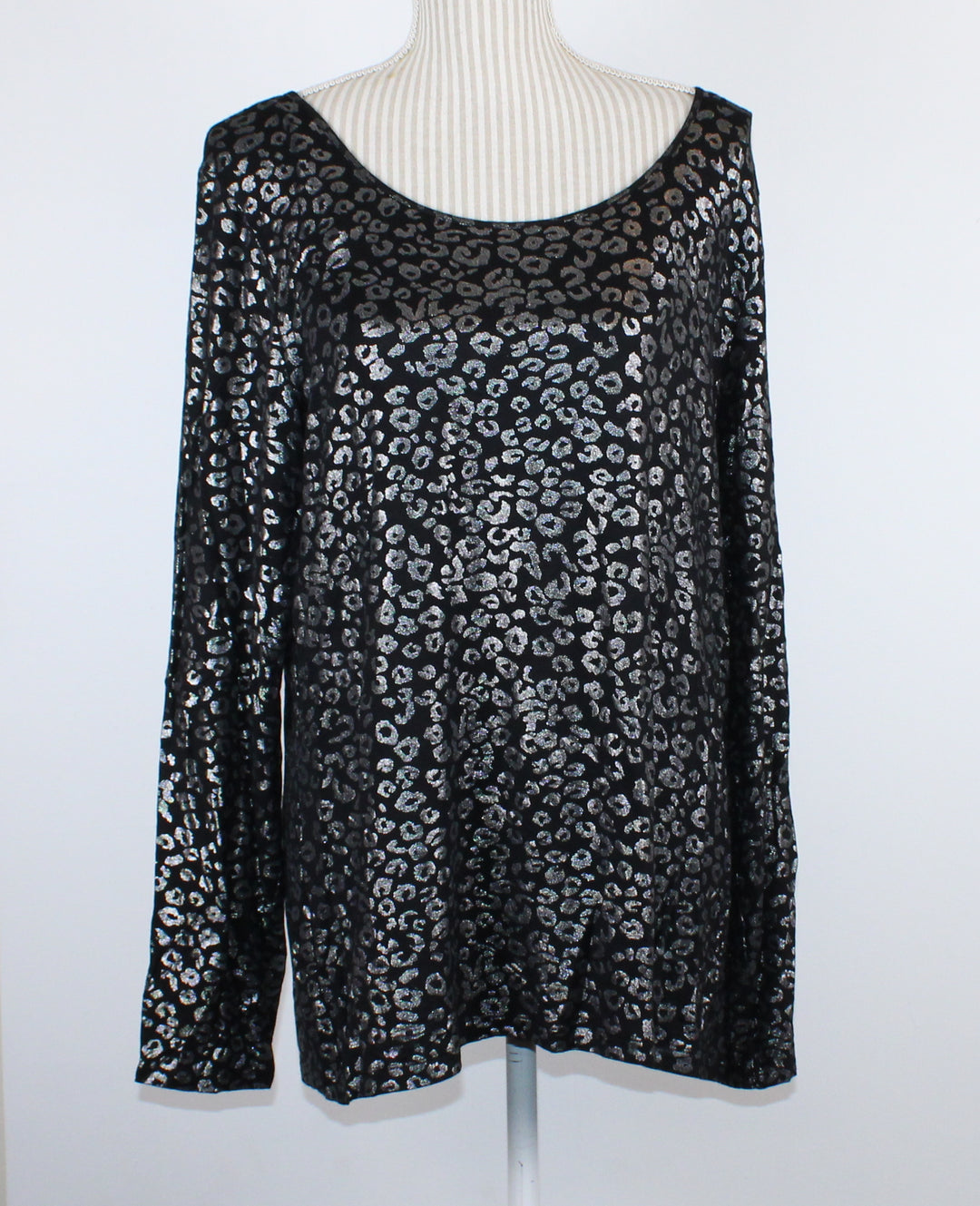 APT ESSENTIALS SILVER ANIMAL PRINT STRETCH TOP LADIES XL PRE-LOVED