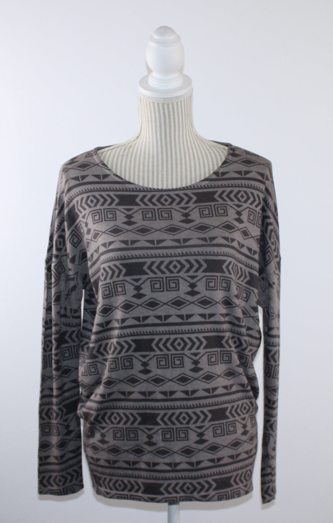 FOREVER 21 BROWN KNIT SWEATER WITH AZTEC PRINT LADIES SMALL PRE-LOVED