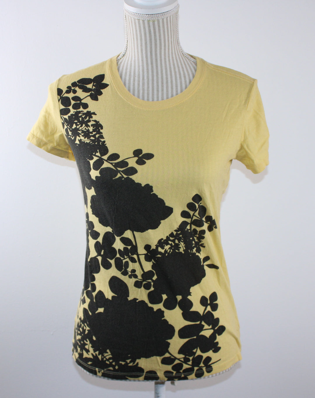 JACOB YELLOW TSHORT WITH BLACK FLOWERS LADIES SMALL PRE-LOVED