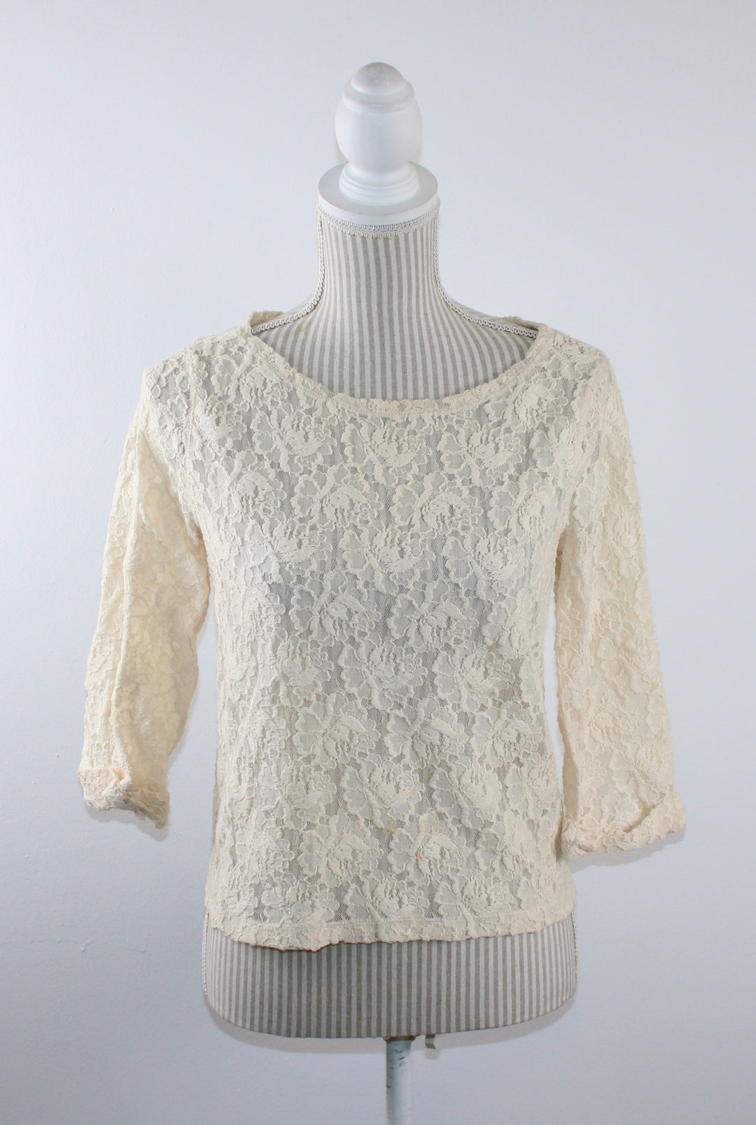 JOE FRESH BEIGE LACE TOP LADIES SMALL PRE-LOVED